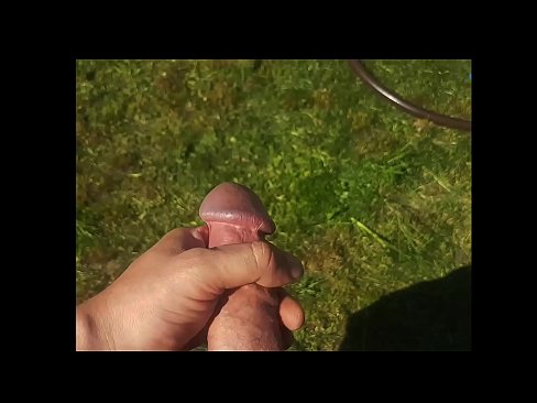 ❤️ Vroča lepotica dobi svojo rožnato pičko, ki jo jebe, in se zraven cmeri s curkom na poletnem vrtu Ruski pornič pri nas sl.villagesexvideos.ru ❤